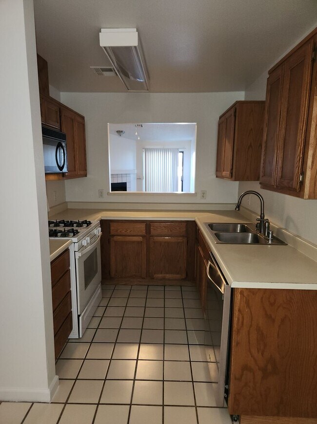Building Photo - Single-Story 2 Bed, 2 Bath with 2-Car Garage in Gate Community