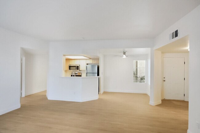 Building Photo - Beautifully Updated 2 Bed and 2 Bath Hende...