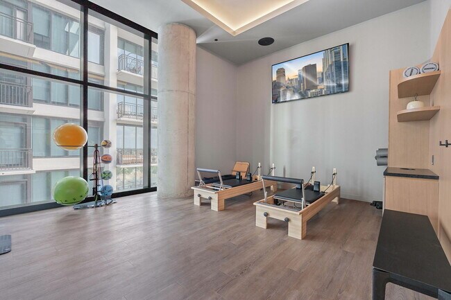 Building Photo - 610 Davis St