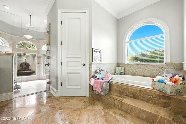 Building Photo - 2061 Crown Dr