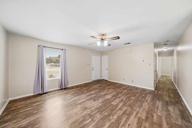Building Photo - 1017 Lions Park Dr
