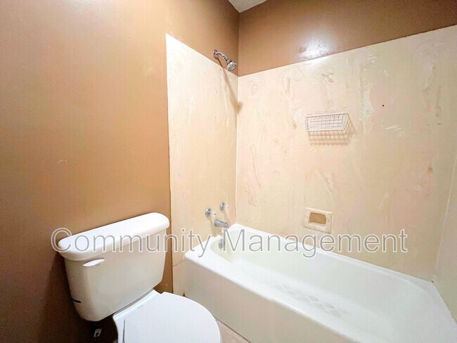 Building Photo - 9868 Kinglet Dr
