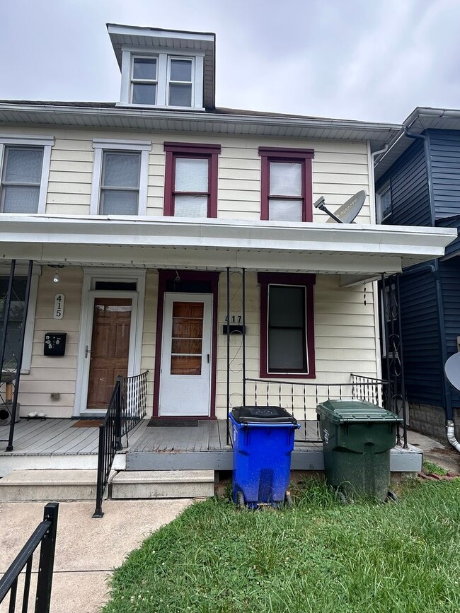 Building Photo - 3 bedroom, 1 bath, 2 story half double house