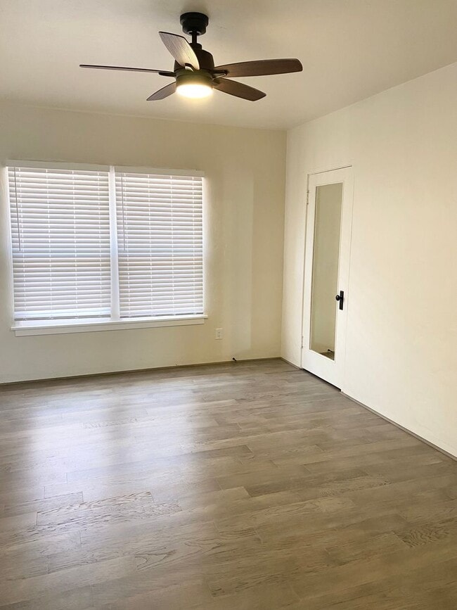 Building Photo - H203-211-P