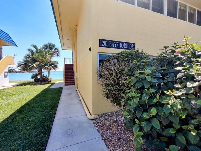 Building Photo - 1201 Bayshore Dr