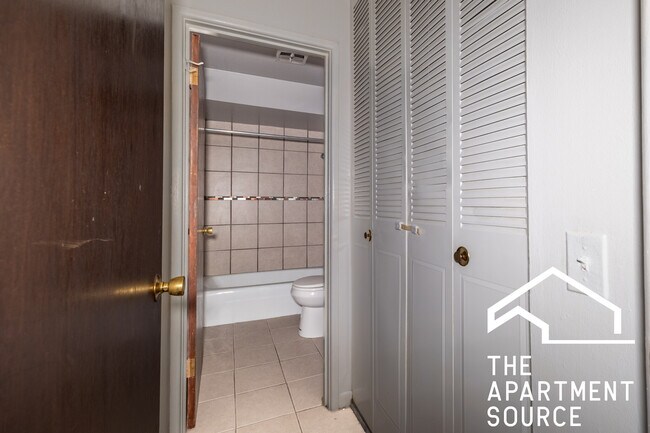 Building Photo - 5820 N Sheridan Rd