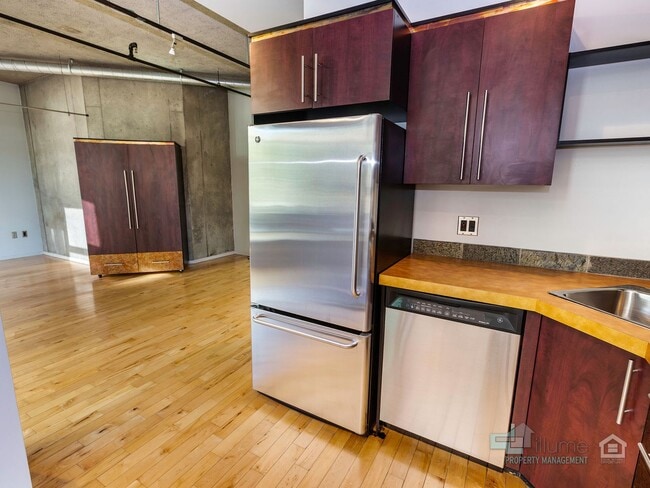 Building Photo - Stylish Urban Studio in the Heart of Downtown Portland