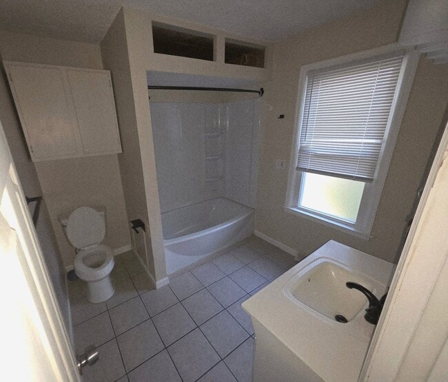 Building Photo - 3 Bedroom Single-Family Home