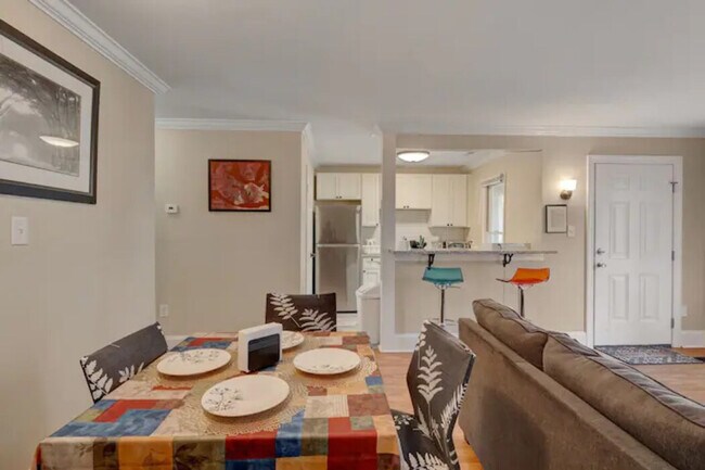 Building Photo - 2201 1/2 Summit St