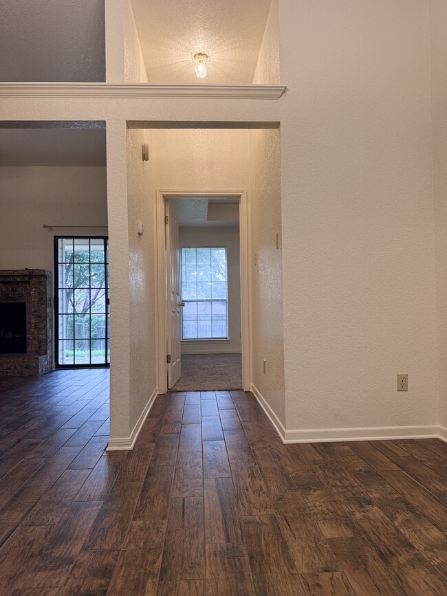 Building Photo - 1801 Thomas Ct