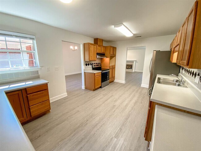 Building Photo - 1301 Sumerlin Dr