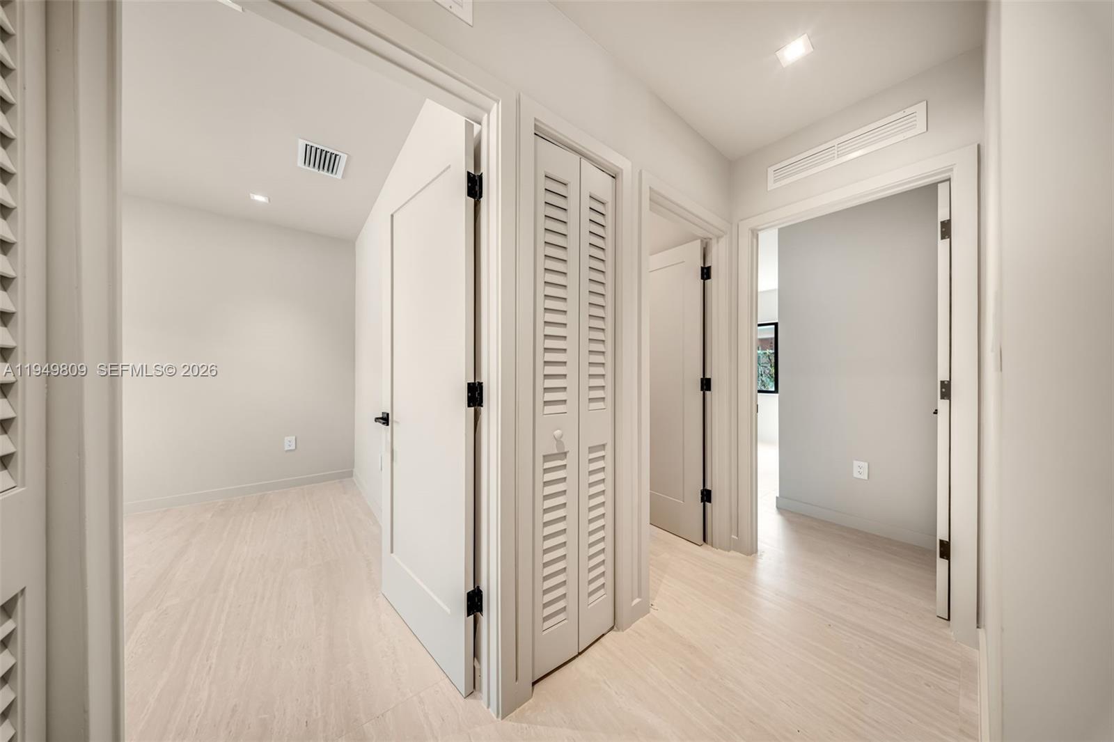 Building Photo - 2625 SW 32nd Ct