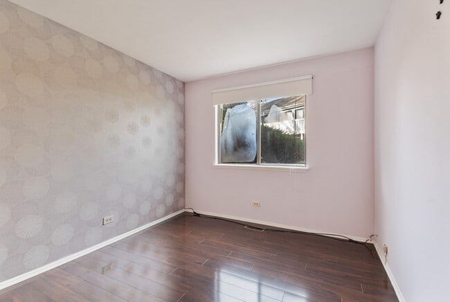 Building Photo - 402 Pinetree Ln