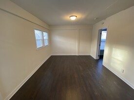 Building Photo - 206 Blair N St