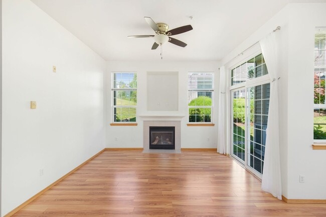 Building Photo - Ground Level Upgraded 2 Bedroom in Sterling Square!