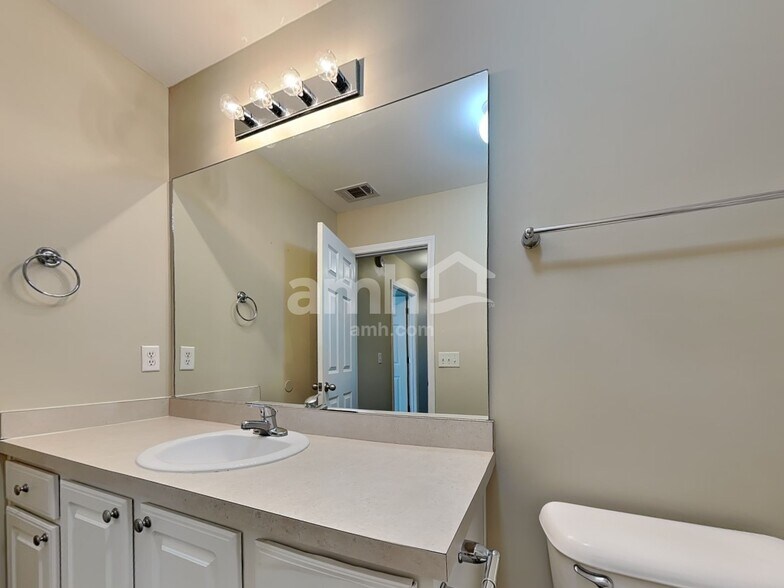 Building Photo - 4 Laurel Ln