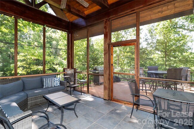 Building Photo - 111 Farmington Ln