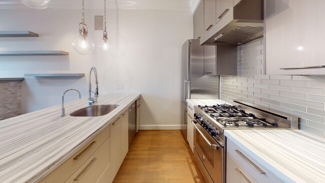 Building Photo - Top Floor Logan Circle Two Bedroom Apartme...