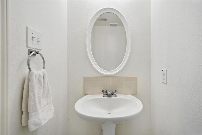 Building Photo - 15627 Haleys Landing Ln