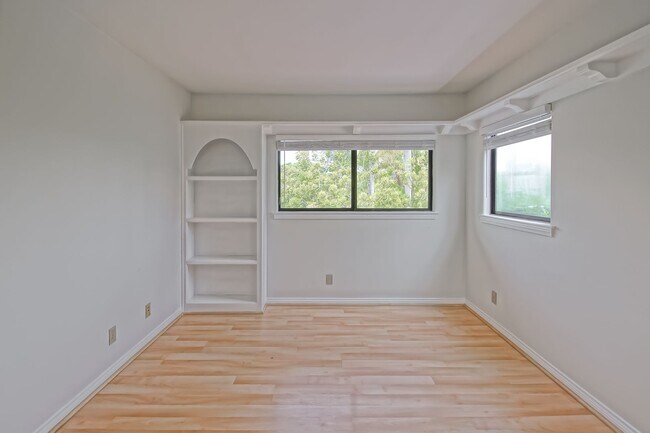 Building Photo - PRIME POOLFRONT LOCATION & CLOSE TO MAIN GATE! BRIGHT & SPACIOUS, END-UNIT POOLFRONT TOWNHOUSE W/...