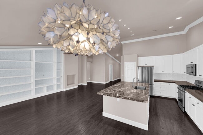 Building Photo - Don't miss out on this super cute 2-bedroo...