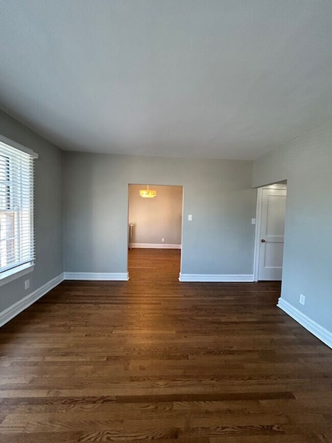 Building Photo - Edgewater Studio with Heat and Cooking Gas Included ~ No Security Deposit ~ Cat Friendly *ONE MON...