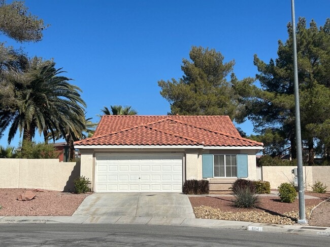 Building Photo - Single Family home with Resort Like Yard