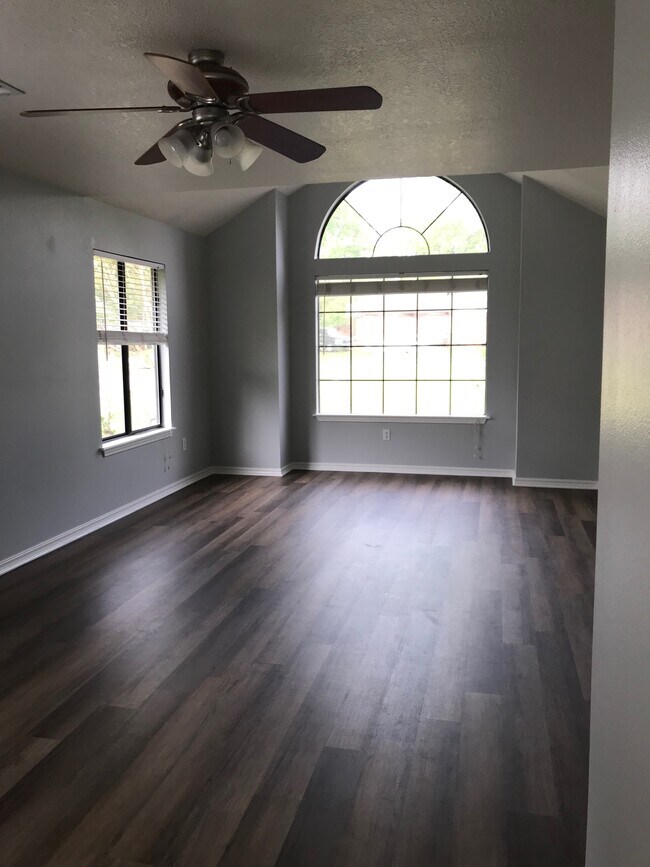 Building Photo - 2010 S Elm St