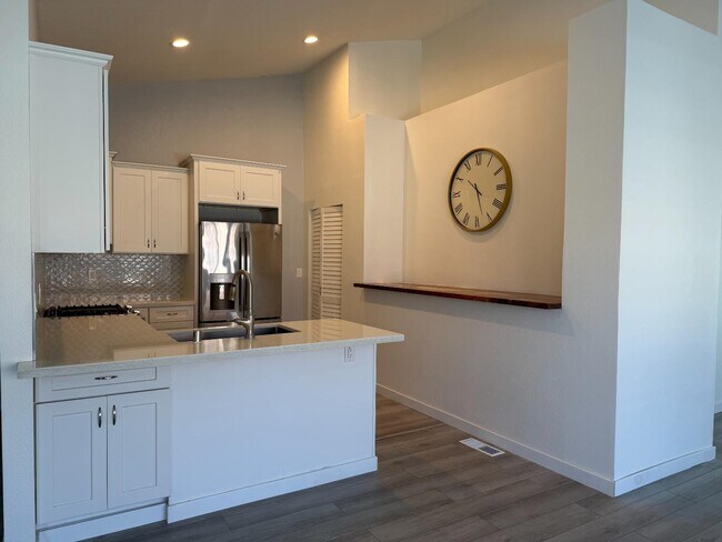 Building Photo - 2503 Levante St
