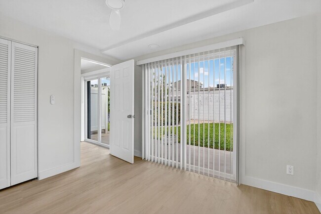 Building Photo - 529 NE 18th St