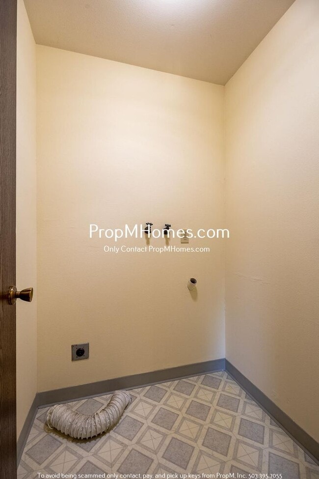 Building Photo - Two Bedroom Charmer in the Heart of Oregon City - Garage Included!