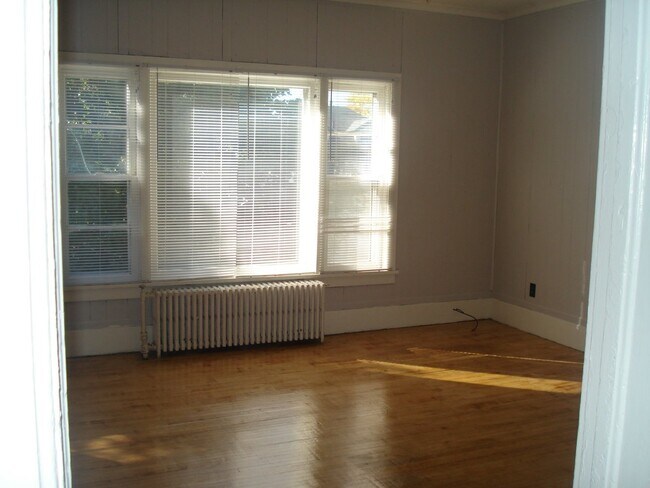 Building Photo - 204 Burr