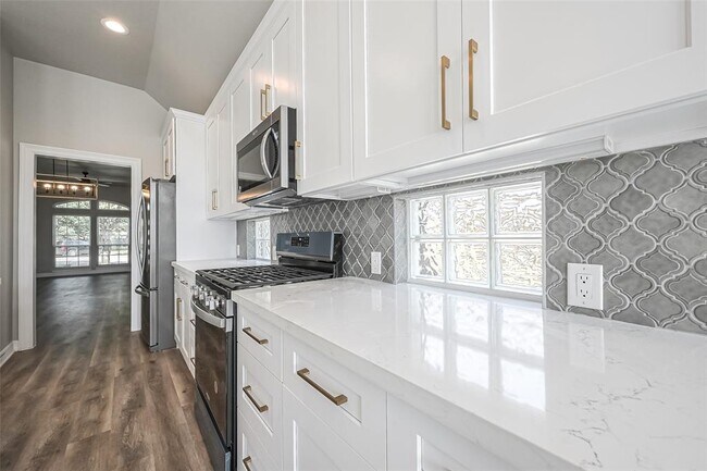 Building Photo - 6215 Suncrest Ct