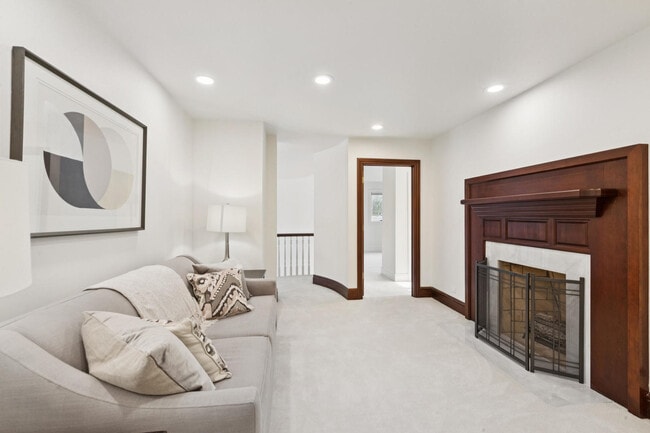 Building Photo - 2430 Dorina Dr