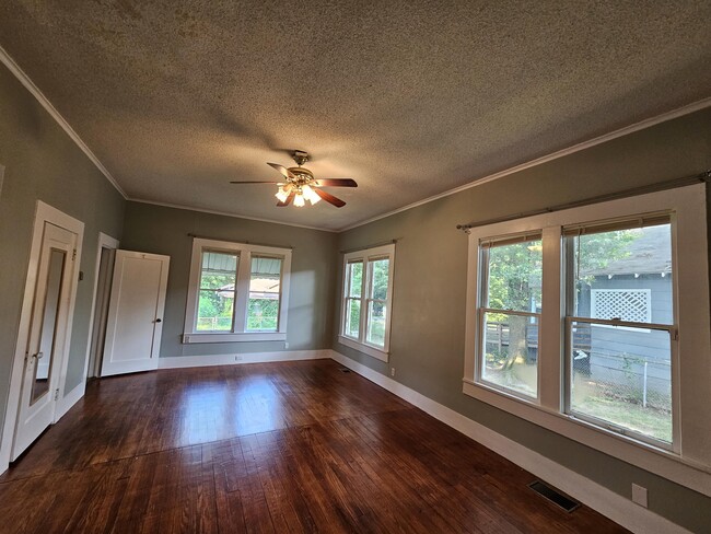 Building Photo - 2312 Pecan St
