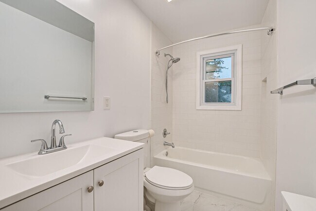 Building Photo - 64 Boltin St