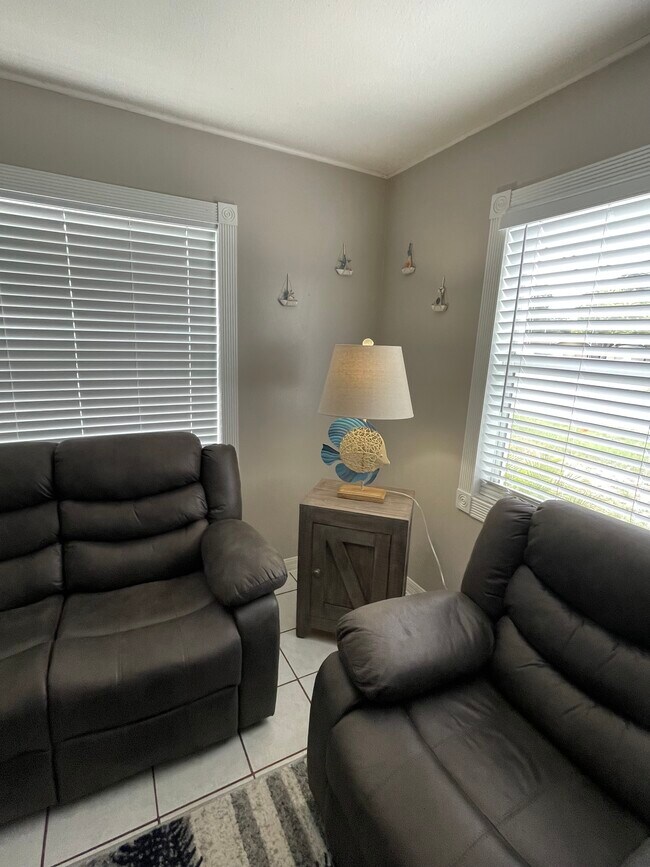 Building Photo - 302 Bailey Ln