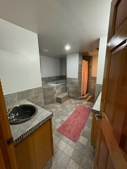 Building Photo - 634 NE 28th Ave