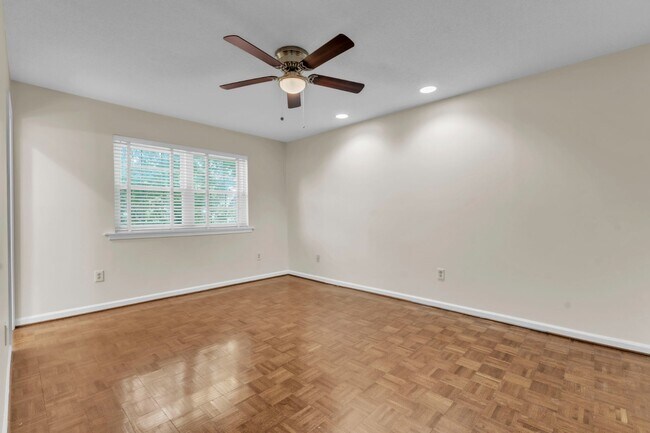 Building Photo - Beautiful 2-Bed, 2-Bath Condo with Elegant...