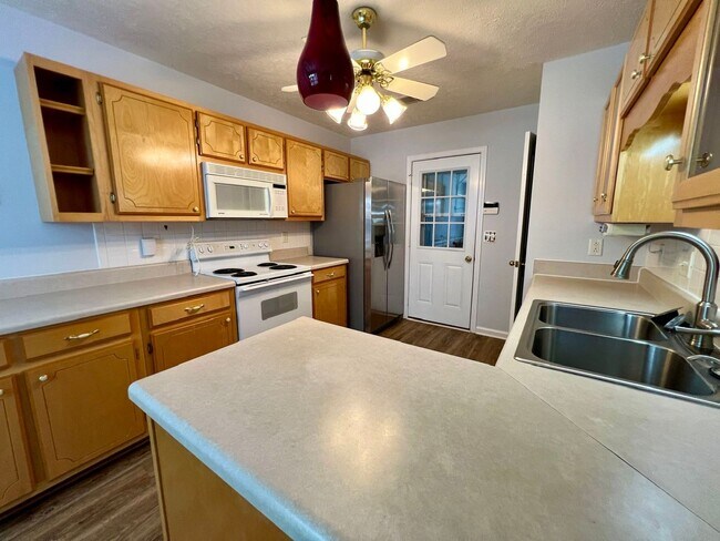 Building Photo - 3 bed, 2 Bath, Garage + Screened Back Porch, Near Cason Ln