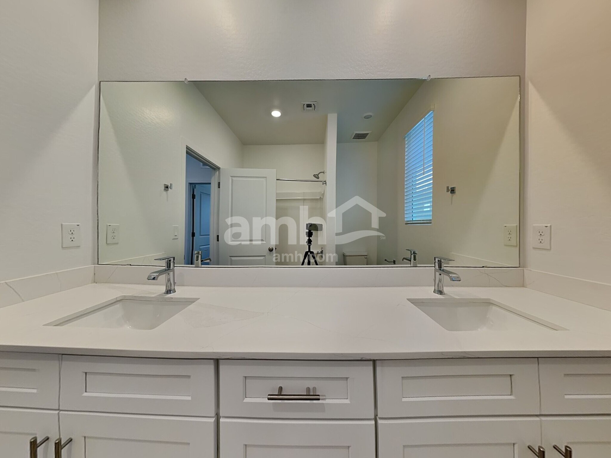 Building Photo - 20177 W Thomas Rd