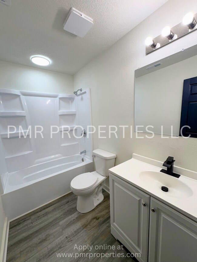 Building Photo - 3 Bedrooms/2 Bathroom House