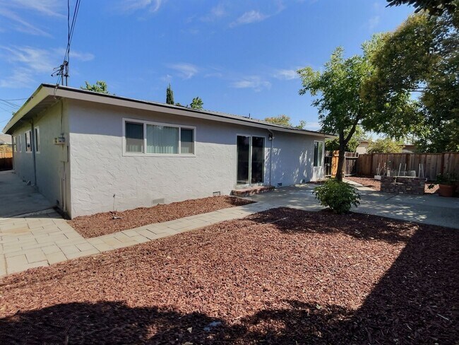Building Photo - 3BD/2BA - Updated Duplex in Cozy Willow Gl...
