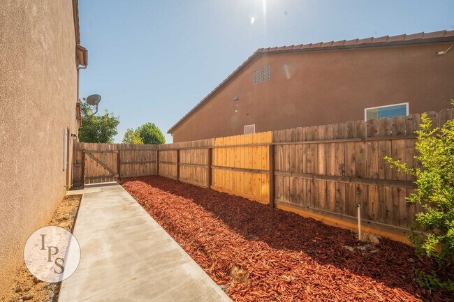 Building Photo - Clovis Eastside Home, 4BR/3BA, Built 2017 - Lots of Amenities!