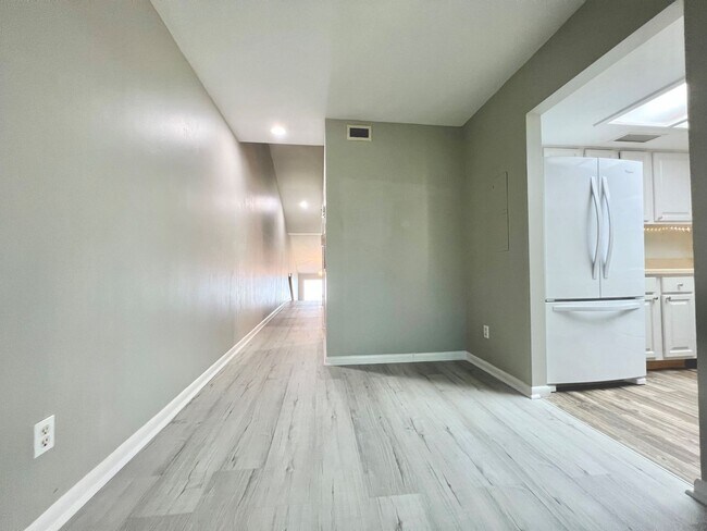 Building Photo - 8805 Lateen Ln