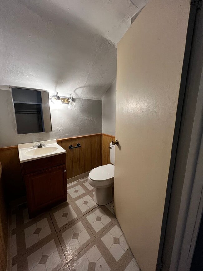 Building Photo - 2 bed with Bonus room and 1 1/2 bath home in Moline!