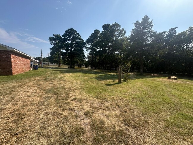 Building Photo - 16881 Beau-Kay Dr