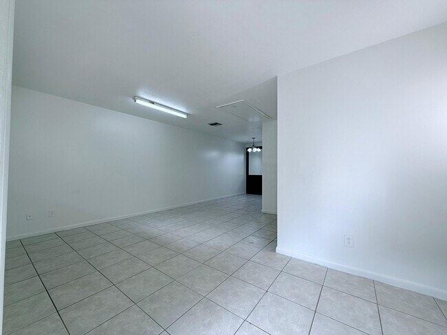 Building Photo - 3084 Collin Dr