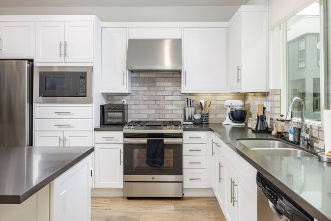 Building Photo - Lighthouse Community 4 Bedroom Home - Ocea...