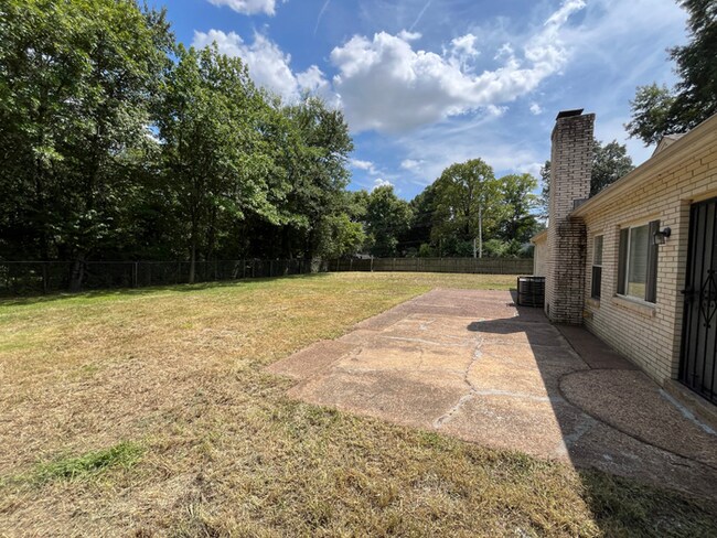 Building Photo - Spacious 4BR/2BA Memphis Home | 1,913 Sq Ft, Hardwood Floors, Brick Fireplace & Fenced Yard